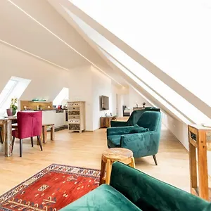 Große Dachgeschosswohnung Im Herzen Von Apartment